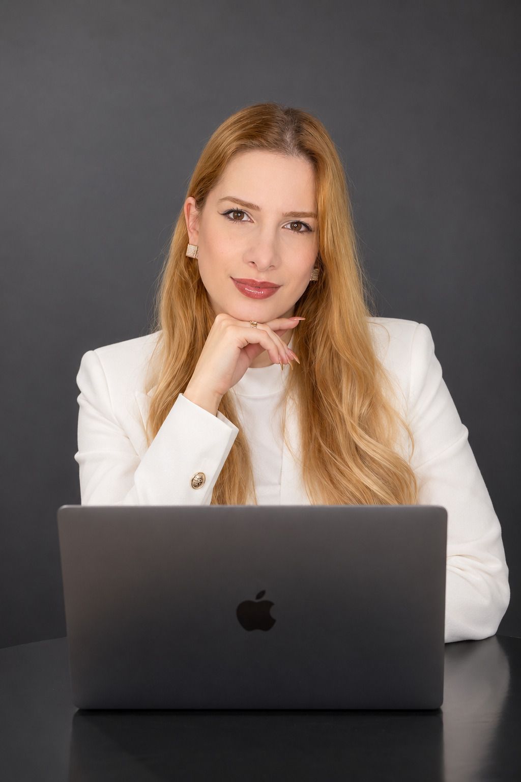 Karoline Trombim diante de um notebook, com o olhar atento